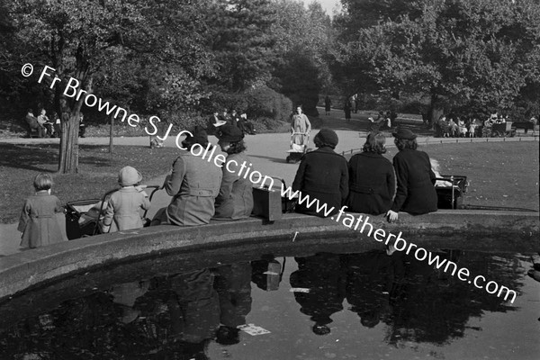 ST STEPHEN' S GREEN SITTING AT FOUNTAIN